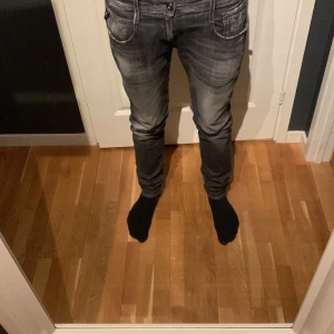 REPLAY ANBASS JEANS - Säljer nu dessa feta Replay Jeans i modellen anbass - skick 9/10 - ny pris 1899kr mitt pris 749kr - hör av dig om du har några frågor eller funderingar🤩