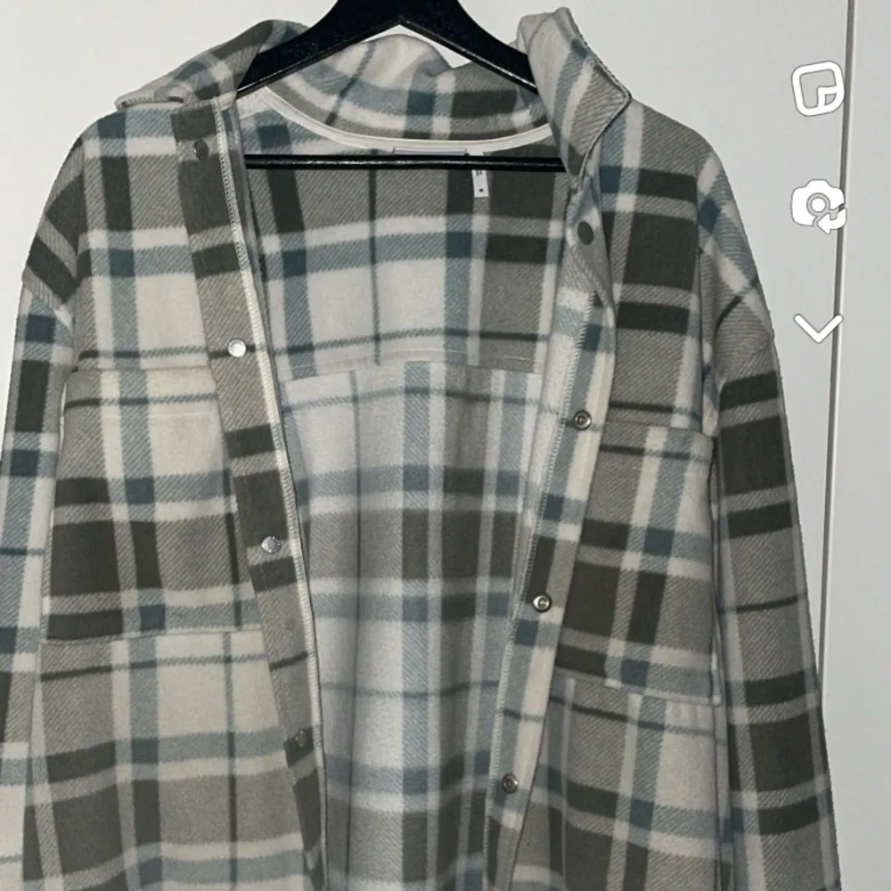 Perfekt overshirt inför våren, från weekday, storlek M men den är ganska stor i storlek. Använd några gånger. Hör av dig om du har några mer frågor!. Tröjor & Koftor.