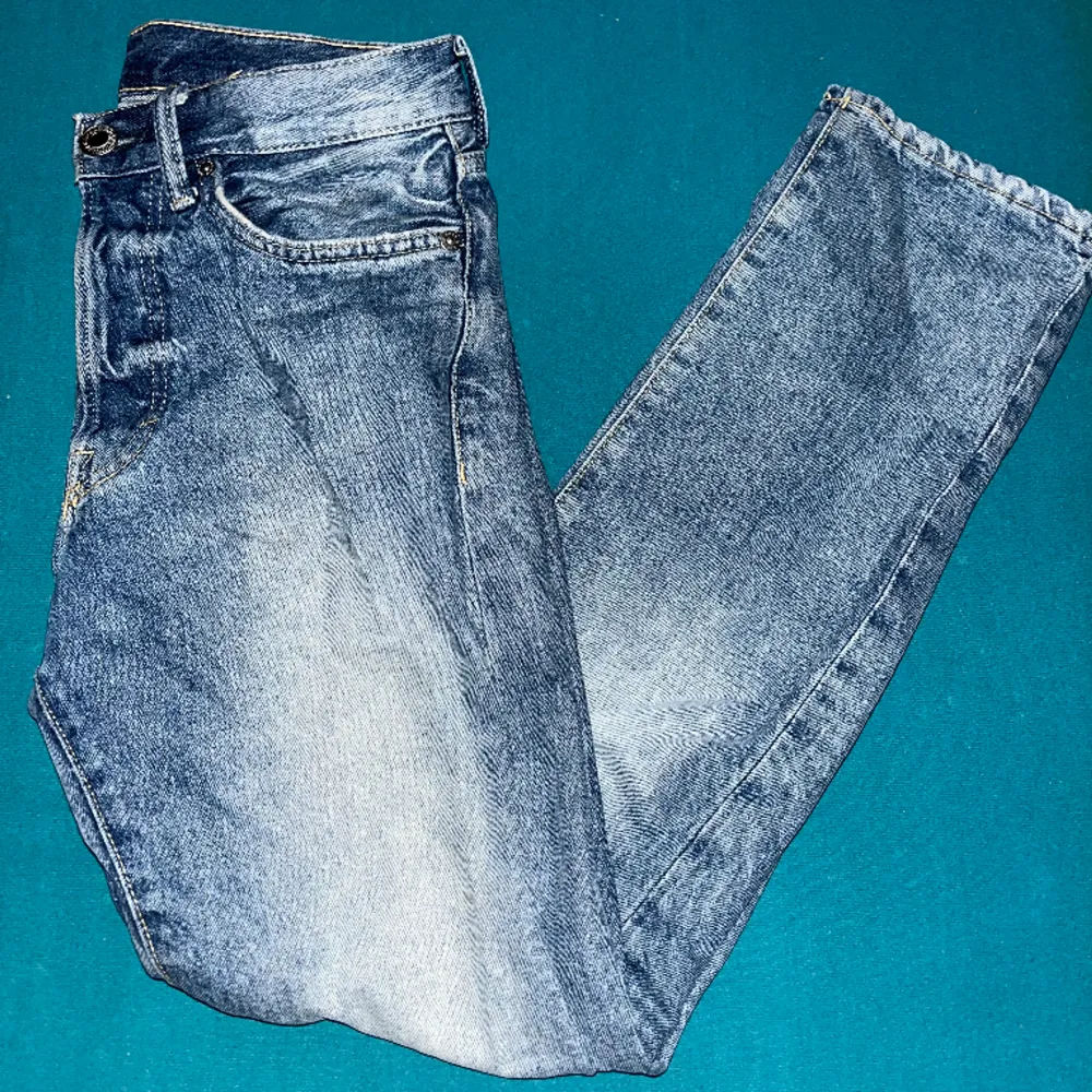 Säljer dessa straight fit jeans, ingen aning om vilket märke, inte använda på ett bra tag. Inga defekter! Passar någon runt 175cm. Skriv om ni vill ha fler bilder när de sitter på!. Jeans & Byxor.
