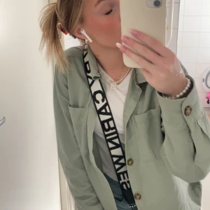 grön vår jacka - säljer min gröna jacka från kappahl som passar perfekt som vårjacka då den varken är för kall eller för varm👌🏽👌🏽😍