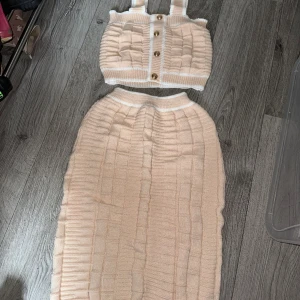 Stickad topp och kjol  - Oanvänd storlek S-M 