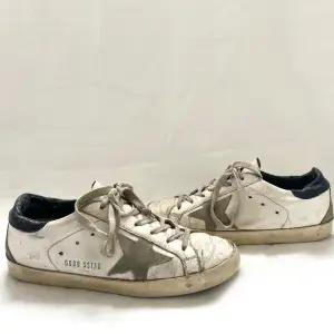 Golden goose skor i storlek 37 men passar även 38, de är grå stjärna och mörkblått där bak! Skorna är i bra skick (det är meningen att de ska se slitna ut), men förekommer några små slitningar mer. Det går bra att trycka köp direkt!