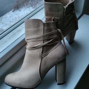 Klackskor faux mocka - Skor med klack, mjuk mockaimitation i beige eller nude färg. Väldigt lite använda, jättefint skick! Storlek 37 😊💕