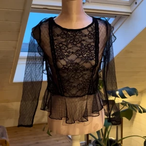 Blus - Blus med spets och mesh🖤