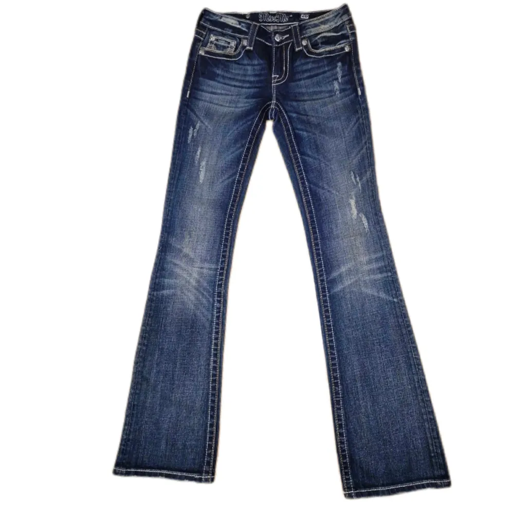 Miss Me jeans i modellen ”JW4012B8/boot” midjemåttet rakt över är 37cm. Ytterbenet 104cm och innerbenet 84cm. Jeansen är som nya. Kontakta vid intresse!. Jeans & Byxor.