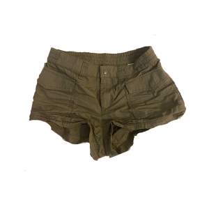 Jätte fina shorts som inte kommer till användning längre 🤍 perfekt skick , använt ett fåtal gånger men tvättas innan köp :) passar xs-s , köptes på h&m för runt två år sen? 