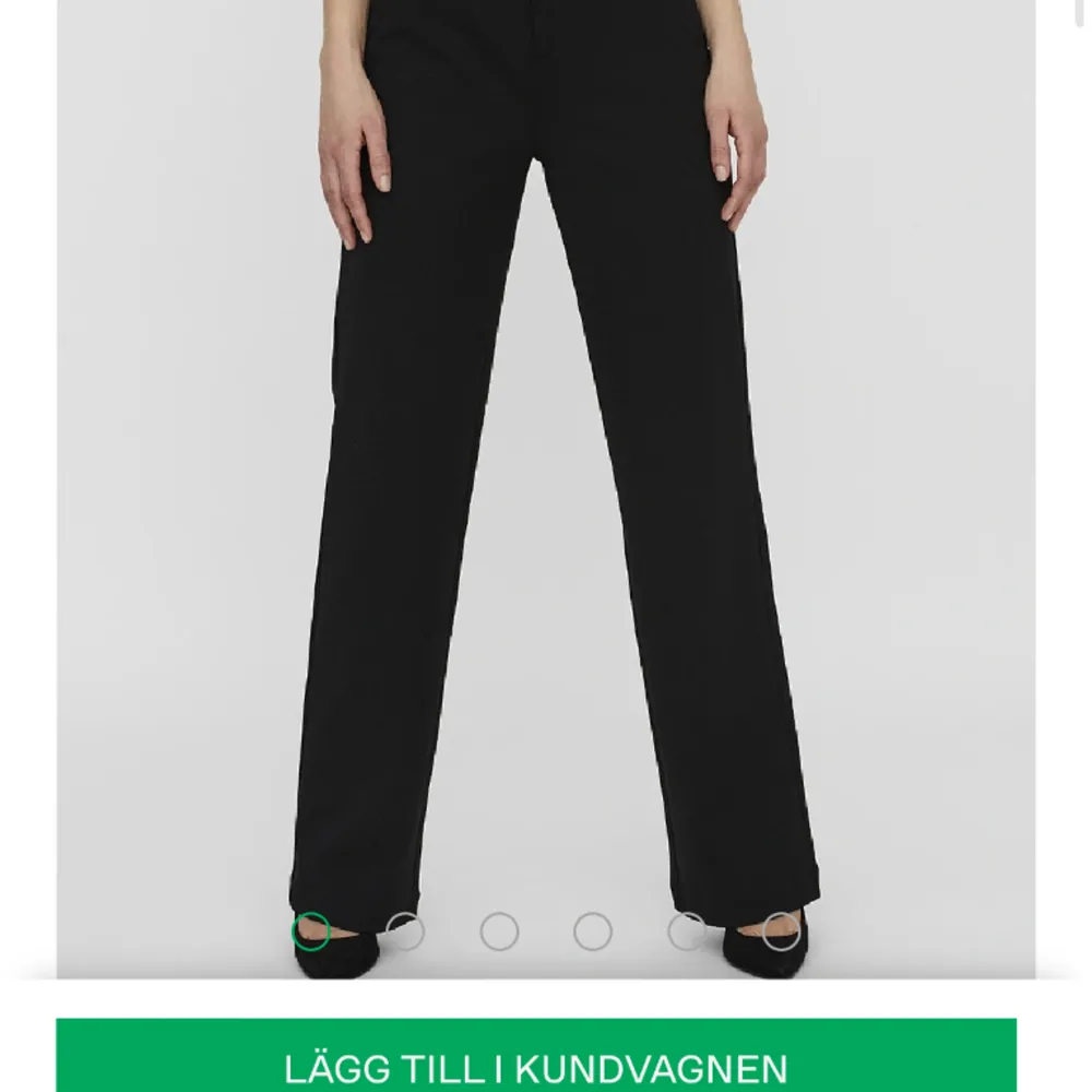 Säljer kostymbyxor från Vero Moda  Storlek M 30 i längd  Svarta . Jeans & Byxor.