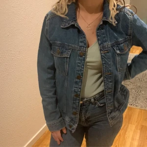 mango jeansjacka❤️ - mango jeansjacka perfekt nu till vår och sommar😀 i fint skick och passar xs/s ancänd gärna köp nu❤️