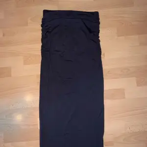 En mörk grå lång kjol från GinaTricot  Storlek: M