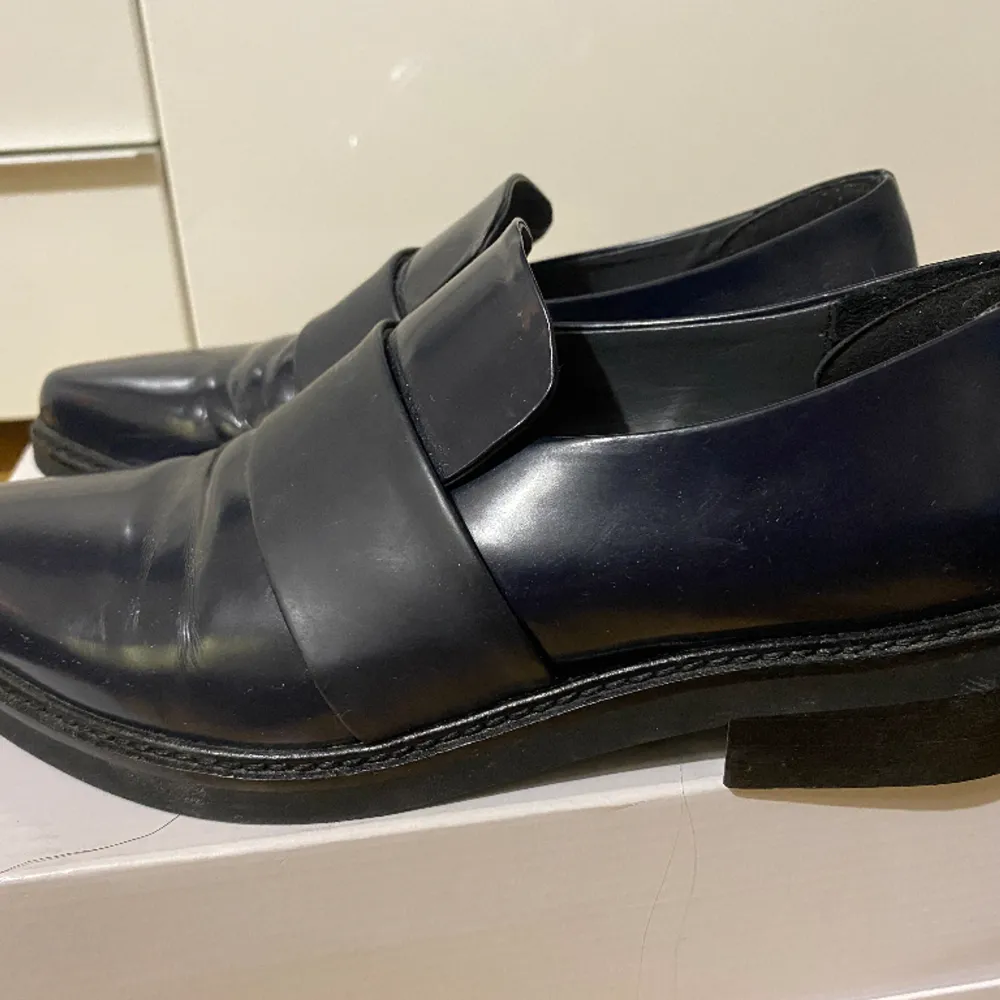 Glansiga snygga skinnloafers från Novita Italian craft by Viozzi. Har klistrat på kuddar vid hälen då skorna är för stora pả mig, men du kan ta bort dem om du inte vill ha dem. I använt bra skick. Några skavanker, gångveck, repor förekommer.. Skor.