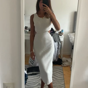 Vit klänning - Så fräsch ribbad klänning från weekday med cut-outs i midjan. Endast använd ett fåtal gånger