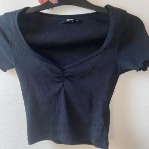 Svart t-shirt - Svart t-shirt från bikbok, fint skick, inga defekter, sällan använd