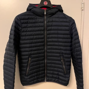 Colmar dunjacka - Colmar lätt dunjacka som är perfekt nu inför våren. Skicket är 9/10 utan några skador eller liknande. Storleken är 14y eller 166cm men passar även dig som är nära till 170 lång. Tveka inte för att höra av dig, pris kan diskuteras 🙌🤝