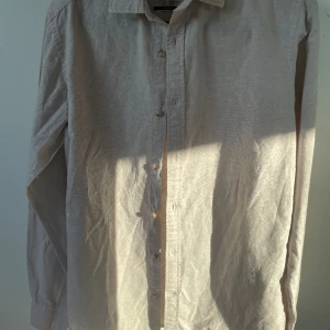 Linne skjorta  - Perfekt 🤩 skjorta nu till sommaren! Skjortan är för liten,därför väljer jag att bli av med den! Hör av dig vid intresse..pris kan självklart diskuteras😄