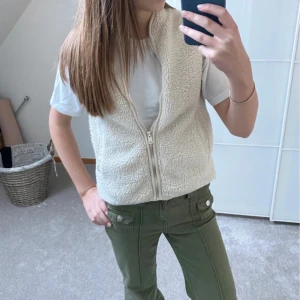 TEDDYVÄST - Säljer denna superfina Teddy västen som knappt är använd från SOC 🥰 super trendig och skön! Tyvärr lite liten för mig så därför säljer jag den vidare 💞 fortfarande i plasten så helt nyskick!! Lånade bilder och liten i storlek.