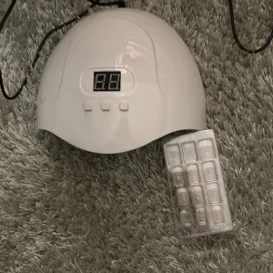 Nagelampa+ Naglar - Nagelampa som knappt är använd och naglar som har varit 20st men nu är 10st