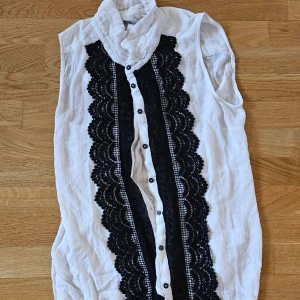 Elegant blus  - Fått av en vän som köpt på loppis. Oanvänd. Svartvit. Snygg som kpop mode. St 38. 130kr. Möts i Göteborg eller malmö. Nypris 160kr.