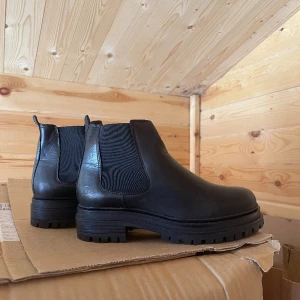 Helt oanvända läderboots - Jag tror dom är gjorda av äkta läder men kan inte bevisa det , tänker bara om man inte vill riskera att bära sånt material.