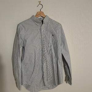 Hej, säljer en riktigt fet polo skjorta, skicket är 10/10 anvönd ett fåtal gånger, storlek 20/ m eller s, ny pris runt 1800kr