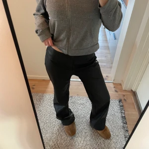 Skinnbyxor  - Supersnygga skinnbyxor med medelhög midja, sitter sååå fint! Endast använd 1 gång så i superfint skick🥰 Nypris 549 kr💓💓