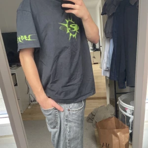 Weekday T-shirt - Grå weekday T-shirt med Y2K inspirerat yin & yang tryck. Passformen är relativt boxy med en rundhalsad krage. Storlek M. 