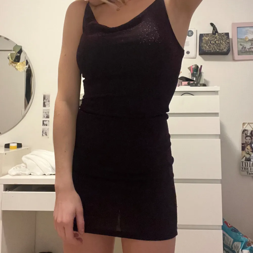 Så söt liten klänning, perfekt till fest osv. Den är svart med vinrött glitter typ. . Klänningar.