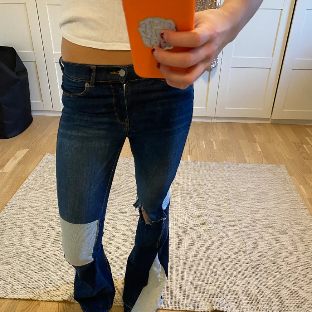 Jätte coola och unika jeans! Köpt second hand så vet därför inte storleken, men jag är 176 cm 🩷. Jeans & Byxor.