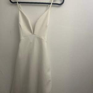 Jätte fin vit klänning ryggen är korsad !  Tvättas självklart innan den skickas ! 