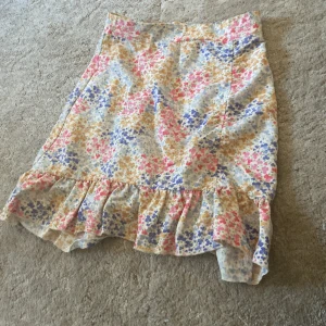 Sommarkjol - Snygg sommarkjol med volanger och blommor🌸😍👑