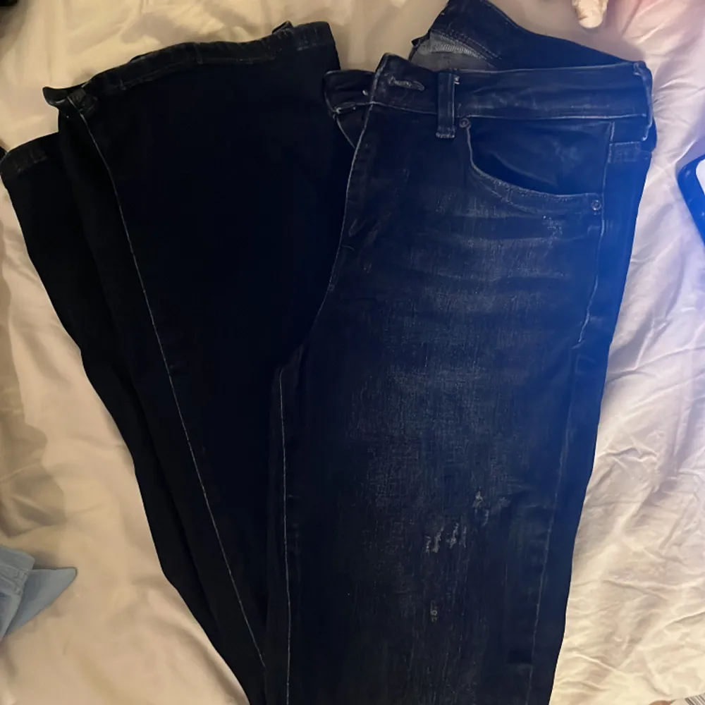 Marinblåa bootcut jeans från Only. Älskar men tyvärr lite för korta för mig. Jeans & Byxor.