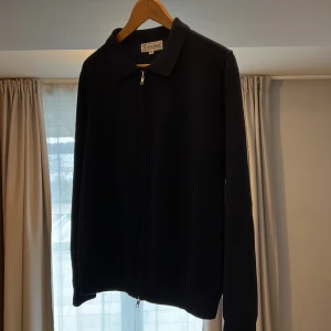 Cashmere full zip - Tja! Säljer denna cashmere full zip pga att jag aldrig riktigt använt den! Är riktigt skön och comfortable och enkel att styla med en skjorta eller t shirt under! Nytt pris 1800, mitt 899! Hör gärna av er om ni har frågor😁!