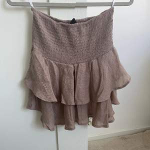 Super gullig volang kjol från SHEIN. Perfekt till sommaren. Andvänd fåtals gånger🫶🏼
