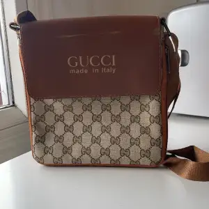 Den Gucci väska är repp vilket betyder att den inte är äkta bra skick inga defekter och är skön väska till sommaren. Bandet är justerbart det får plats med mycket saker.