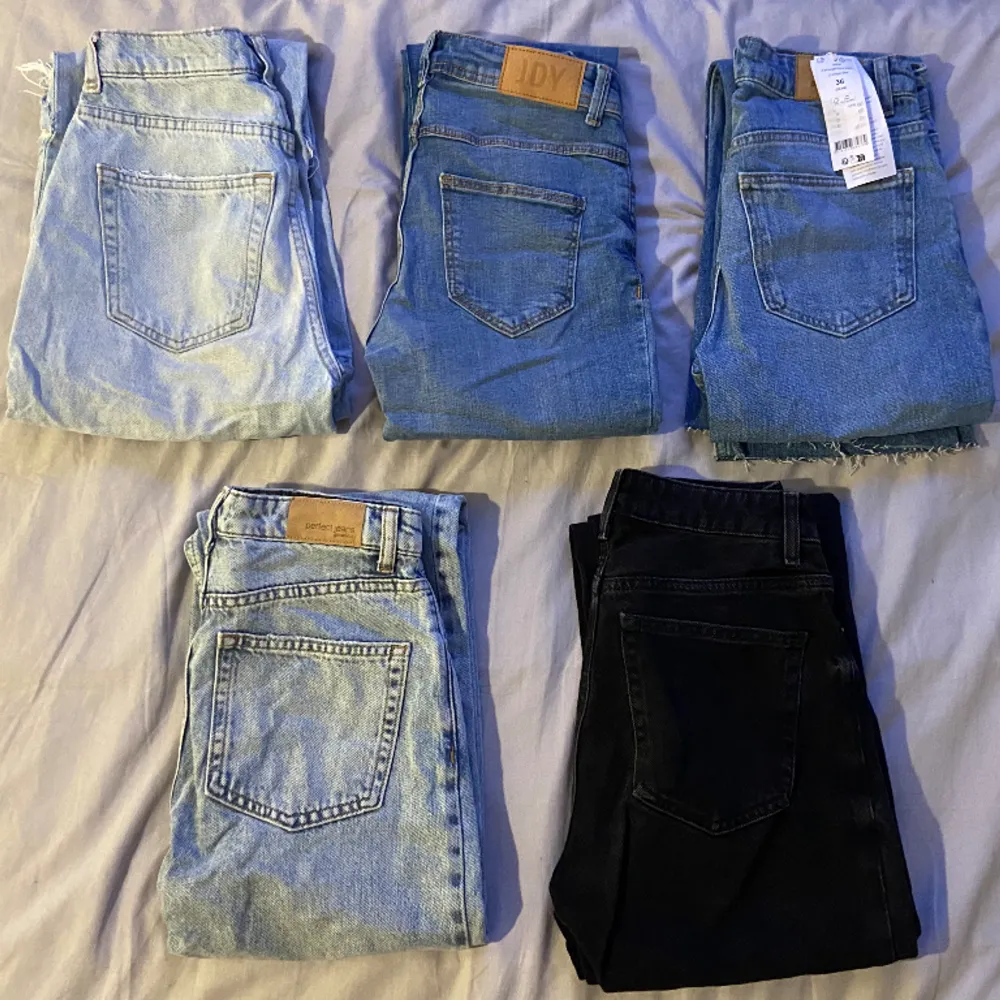 Fem olika par jeans från olika märken och olika storlekar. 100kr st men pris kan diskuteras. Kom privat för fler bilder💗. Jeans & Byxor.