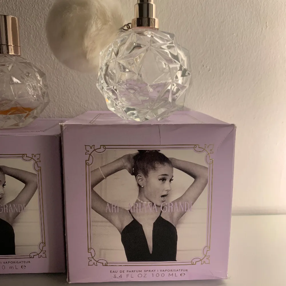 KÖP INTE KOM PRIVAT FÖR SWISH🛑  Tomma parfymer vet att fans samlar på sånt Säljer allt Ariana Grande merch för billigare priser, är inget fan mer så allt måste ut!. Accessoarer.