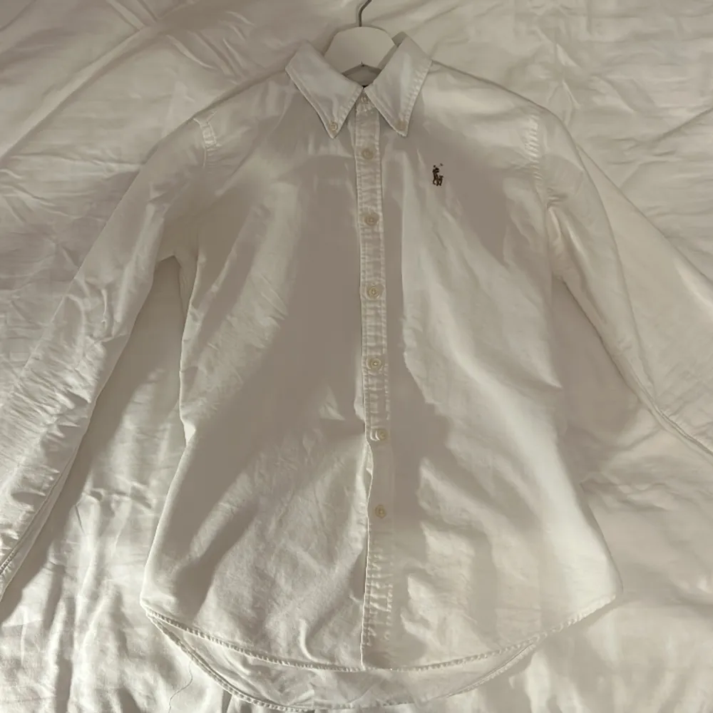 2 skit snygga polo Ralph Lauren Oxford skjortor till ett schyst pris! Köpta för omkring 800kr styck. Fläckfria och inga skador! Hör av er vid funderingar✌️. Skjortor.