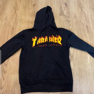 Thrasher hoodie - PRIS KAN DISKUTERAS! Superfin hoodie, använd fåtal gånger väldigt bra skick. 