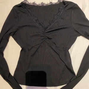 Svart spetströja - Jätte fin svart spets tröja. Lite intimissmi vibe. Inga defekter alls säljer pga att den är lite liten för mig i armarna. Köparen står för frakten 🩷