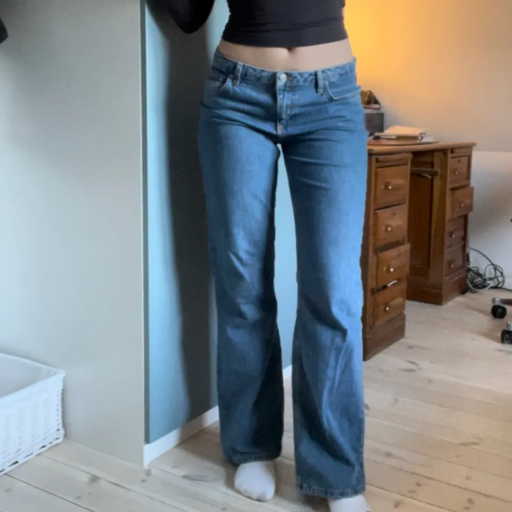 Dessa vida, lågmidjade jeans fick också gå då jag har många liknande. De är från NA-KD och är bara använda några gånger! Strl 36 och långa i benen😍 jag är 171 cm. Jeans & Byxor.
