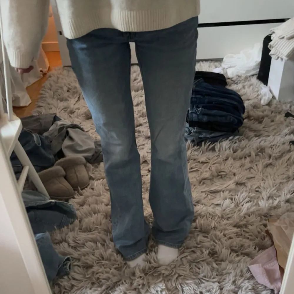 Super fina low waist bootcut jeans från Weekday😍 jeansen är i modellen Milla som inte verkar finnas kvar på hemsidan!. Jeans & Byxor.
