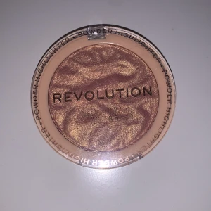 Säljer min revolution highliter  - Det är en puder highliter som är jättebra men passar inte så bra på just mig. BARA TESTAT TRE GÅNGER!