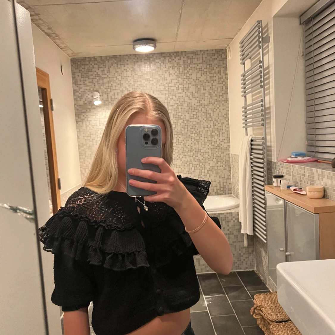 Stickad volang tröja