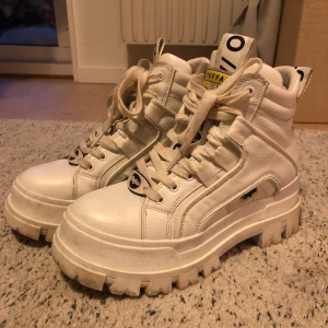 Boots från Buffalo  - Storlek 37, i mycket bra skick. Är nästan aldrig använda. Inget spår av slitage, skavanker.