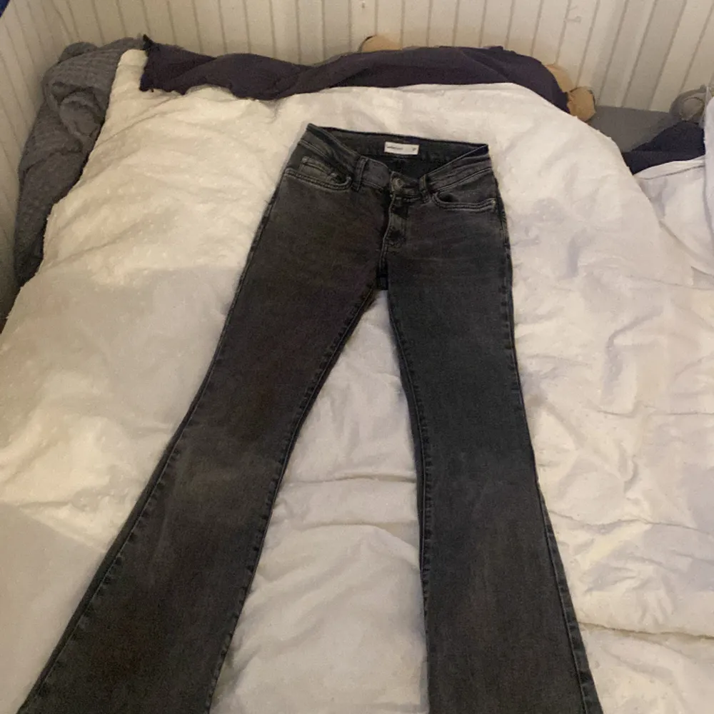 Snygga gråa lågmidiade jeans. Säljer på grund av att de är för små i midjan.. Jeans & Byxor.