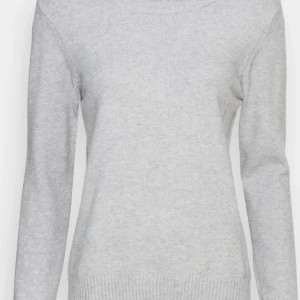 Stickad tröja  - Säljer denna jätte fina och populära stickade tröja från vila. 