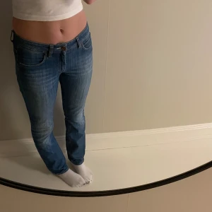 Lågmidjade jeans  - Lågmidjade acne studios jeans i modellen straight. Lite slitna därav priset 🩵