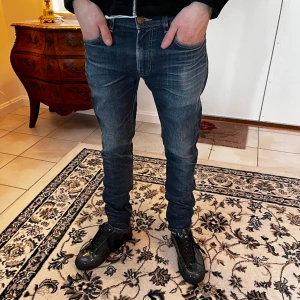 Lee Jeans - Schyssta Lee jeans!   - Sjukt bra fade, Med en slim passform!👖 - TITTA MIN SIDA SÅ DU INTE MISSAR NÅGOT ÄNNU FETARE!🍾💶Kom dm ifall du har några frågor!🙋‍♂️Alla våra plagg på vår sids  är DISKUTER BARA tills vi båda nöjda!😁🙌🏻
