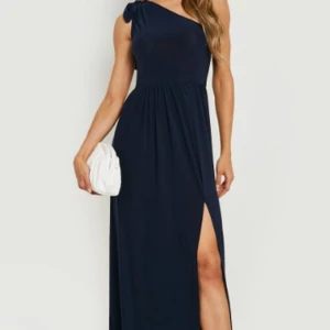 Finklänning - Helt ny (med lapparna kvar), endast testad. Klänning med slits på ena sidan vid benet.  Storlek s/36  Säljer dom billigare än ordinarie pris. Jag glömde att skicka tillbaka i tid, det är därför jag säljer den. 