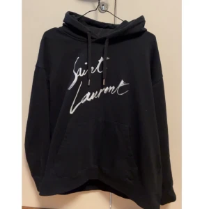 Saint Laurent hoodie - Säljer nu denna snygga saint Laurent hoodie. Inget tecken på användning. Nypris ligger runt 8000 mitt pris 2600. Hör av via funderingar