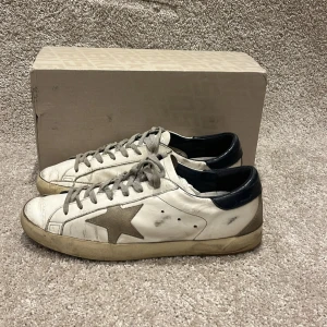 Golden goose skor - Ett par tvär feta golden goose i Okej skick 💯 skick:5/10 pris:2099kr storlek: 43💯🍾